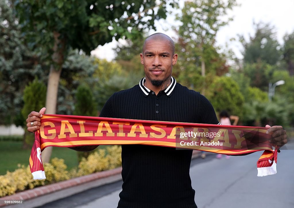 Nigel de Jong signs contract with Galatasaray