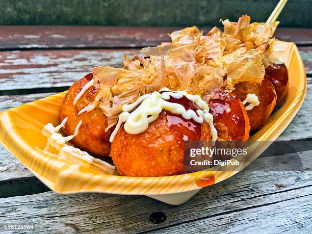 takoyaki (octopus dumplings) close-up - katsuobushi fotografías e imágenes de stock