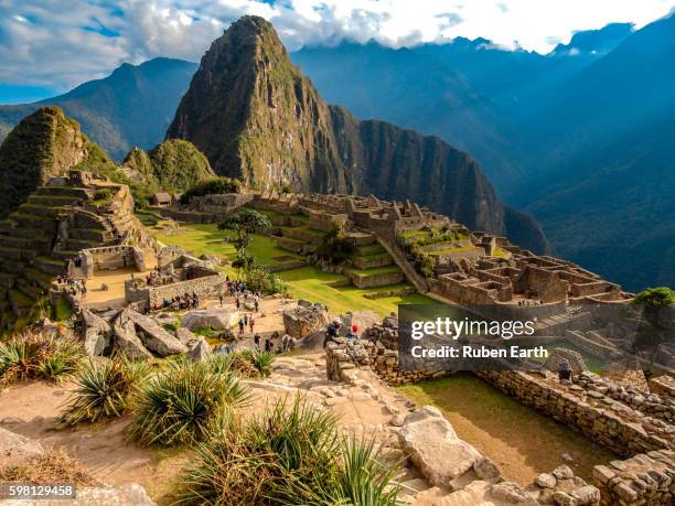 machu picchu view in the morning - berg huayna picchu stock-fotos und bilder