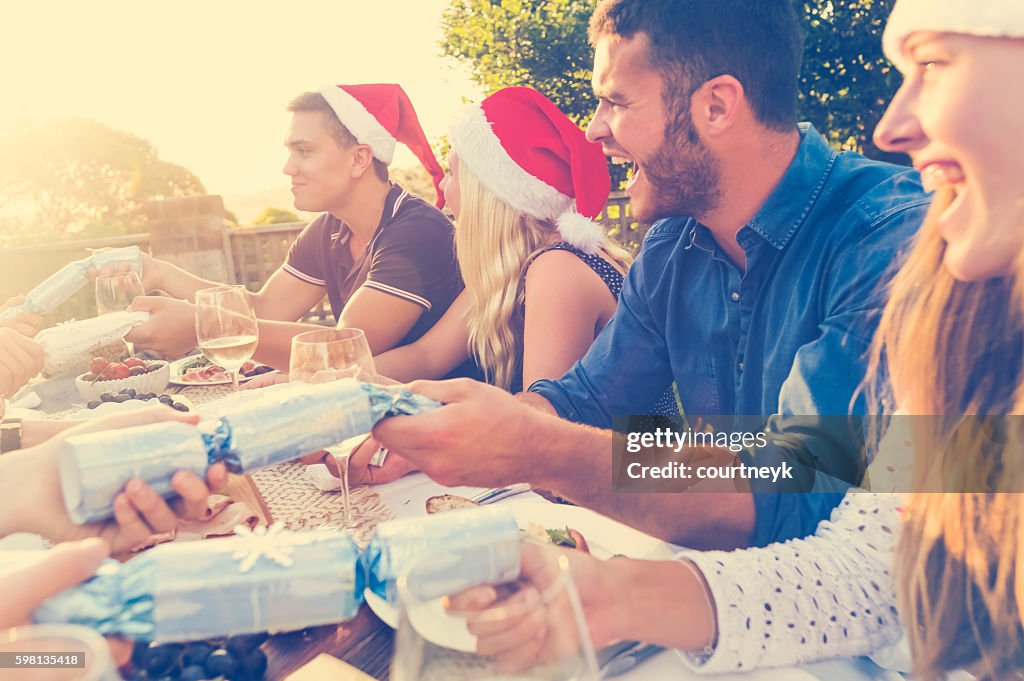 Gruppe von Menschen ziehen Weihnachtsknacker.