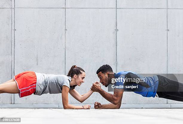 gruppo di amici che lavorano insieme - plank exercise foto e immagini stock