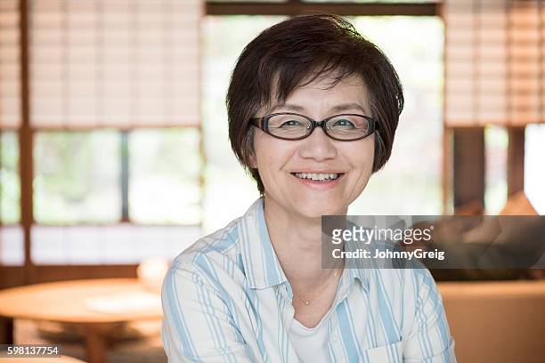幸せな成熟した日本人女性の肖像 - めがね ストックフォトと画像