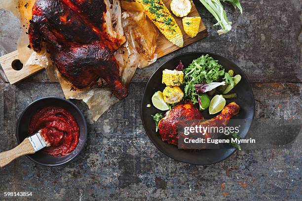 smoky barbecued chicken with vegetables - bbq corn foto e immagini stock