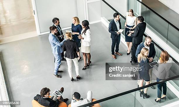 geschäftsleute, die ein meeting abhält - geschäftskonferenz stock-fotos und bilder