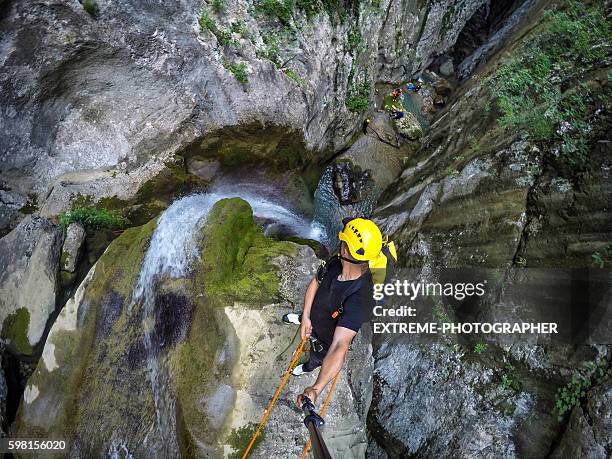 avventura discesa tra i canyon - messa in sicurezza foto e immagini stock