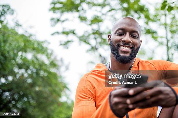 setting the right mood for training - fitness man stockfoto's en -beelden