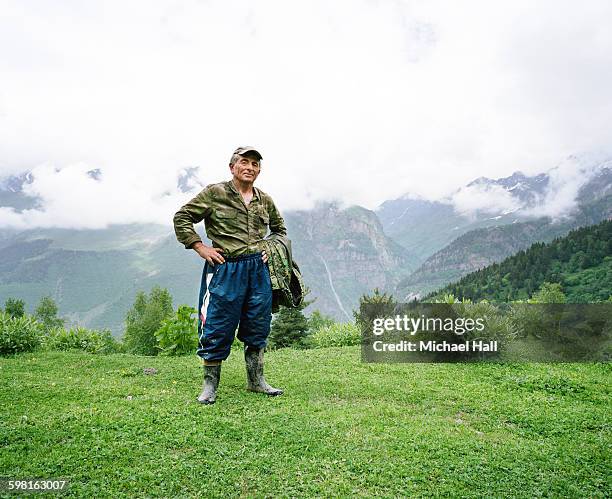 georgia man in mountains - eastern european 個照片及圖片檔