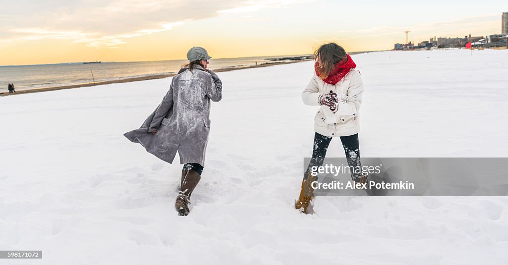 Deux sœurs, adolescent fille, jeu de boules de neige sur la plage de Brighton