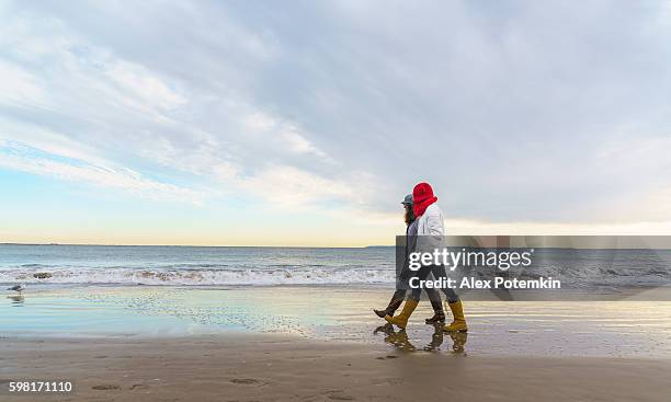 tennager due ragazze a piedi alla spiaggia - brighton beach foto e immagini stock