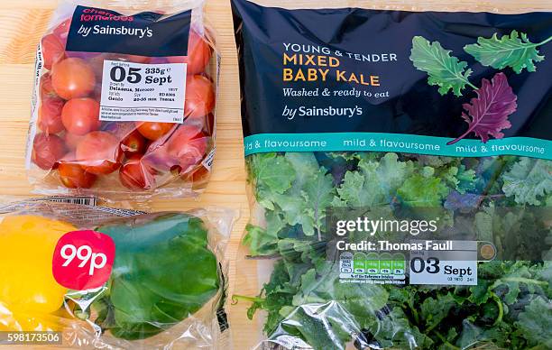 kirschtomaten, baby kale und paprika - haltbarkeitsdatum stock-fotos und bilder