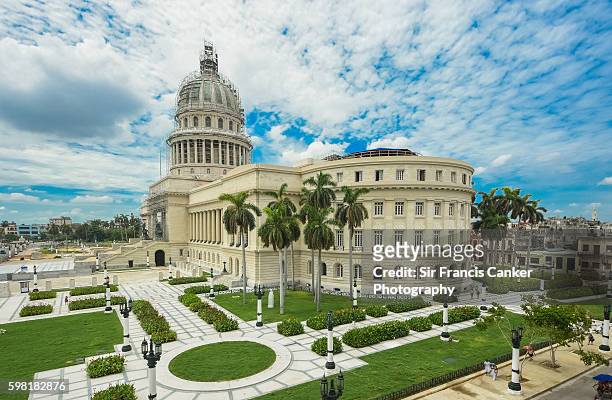capitol building with dramatic sky in havana, cuba - kapitoleum bildbanksfoton och bilder
