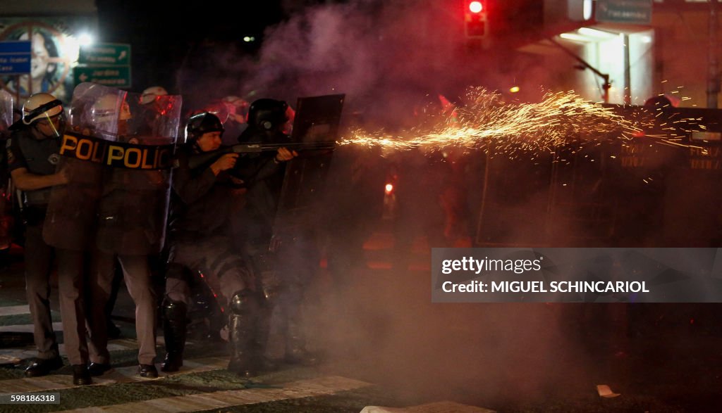 TOPSHOT-BRAZIL-IMPEACHMENT-TRIAL-ROUSSEFF-SUPPORTERS-CLASHES