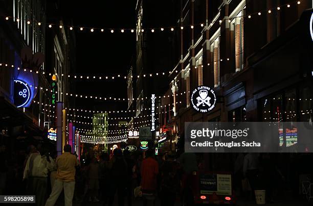 night party in the alley, east forth street entertainment district, cleveland, ohio, usa - louisville foto e immagini stock