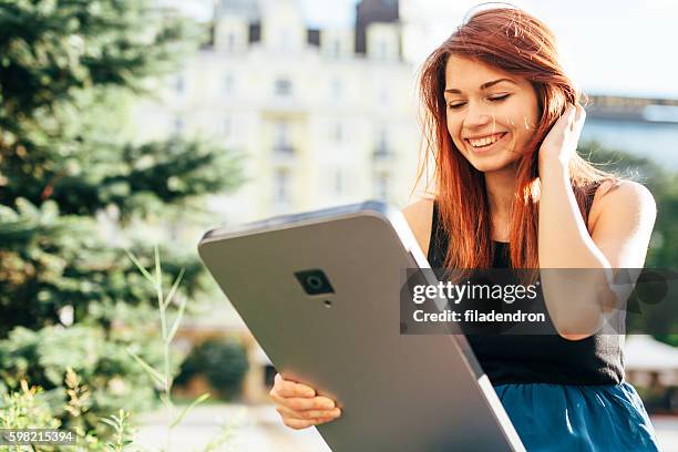 texting on a large smart phone - big city life stock pictures, royalty-free photos & images