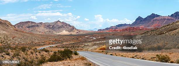desert road panorama - nevada stockfoto's en -beelden