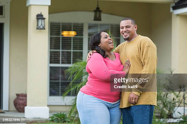jeune couple afro-américain à l’extérieur de la maison - fat couple photos et images de collection