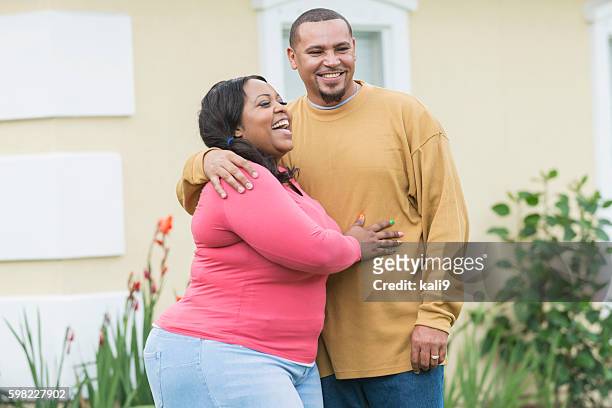 jeune couple noir debout à l’extérieur de la maison - fat couple photos et images de collection