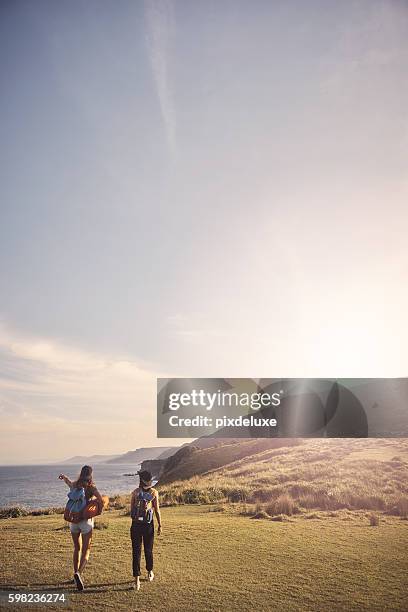 gehen sie hinaus und genießen sie die reale welt - travel real people water stock-fotos und bilder