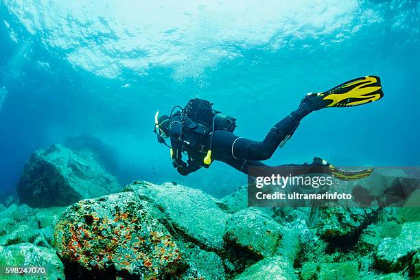 scuba diving    underwater  scuba diver in blue lagoon - diver imagens e fotografias de stock