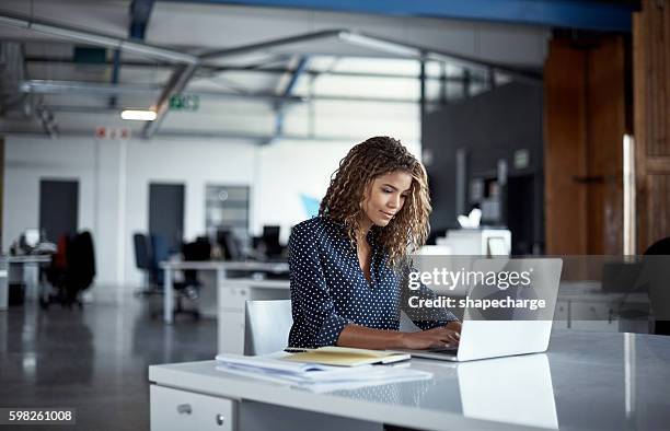 verschmelzung von geschäft mit der online-welt - am schreibtisch mit laptop stock-fotos und bilder