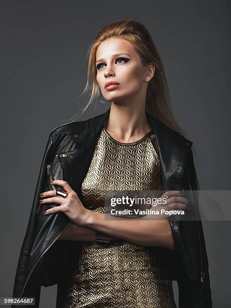 beautiful woman wearing leather jacket - robe en cuir photos et images de collection