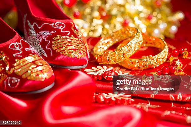 traditional chinese wedding elements - dot photos et images de collection