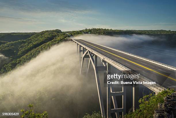 modern bridge in the mist - bridge - fotografias e filmes do acervo