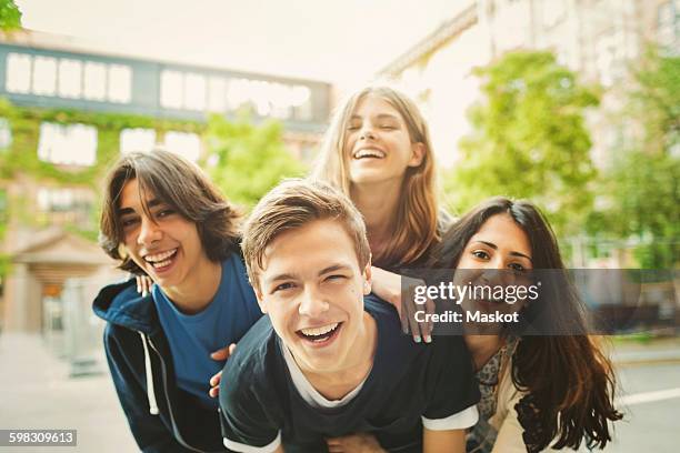 portrait of teenagers enjoying outdoors - sólo grupo de adolescentes fotografías e imágenes de stock