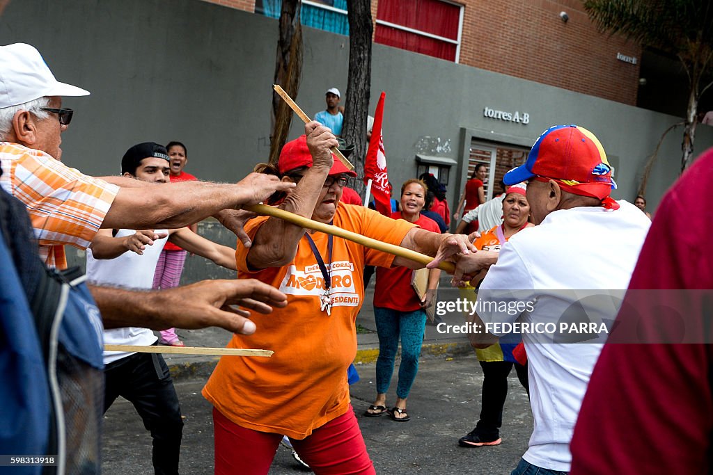 TOPSHOT-VENEZUELA-OPPOSITION-MARCH