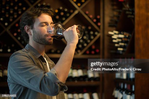 sommelier tasting glass of wine - drinking wine fotografías e imágenes de stock