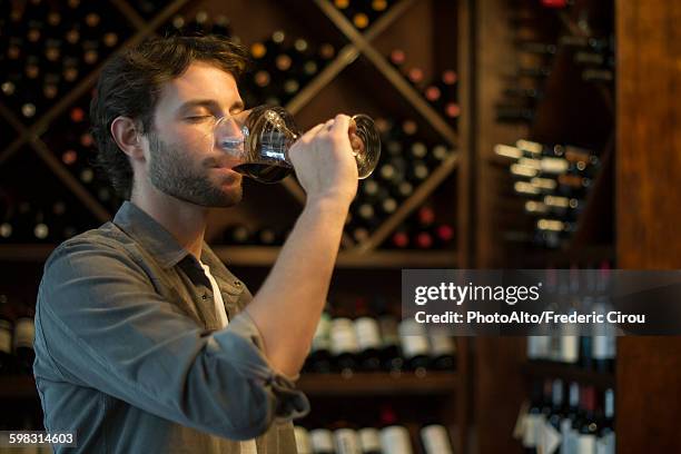 sommelier tasting glass of wine - homens de idade mediana imagens e fotografias de stock
