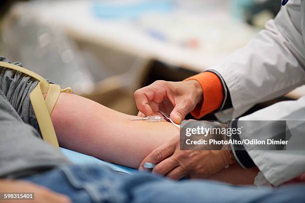 person giving blood, close-up - banco de sangre fotografías e imágenes de stock