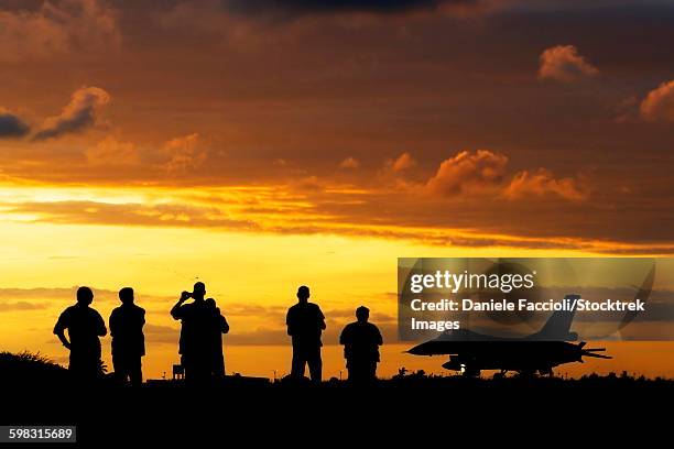 sunset landing in natal, brazil, for this chilean air force f-16 fighting falcon. - força-aérea-americana - fotografias e filmes do acervo
