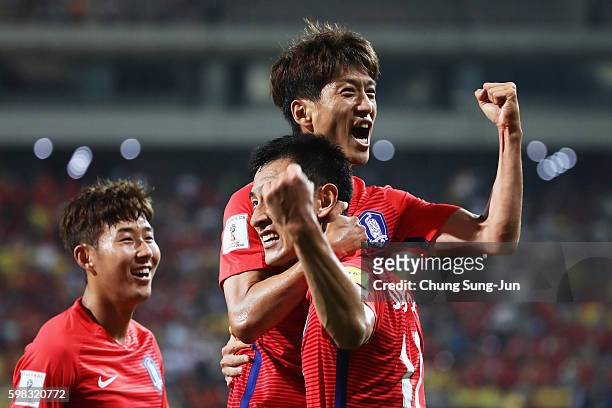 Lee Chung-yong of South Korea celebrates scoring his team's second goal with his team mate Ji Dong-won and Son Heung-min during the 2018 FIFA World...