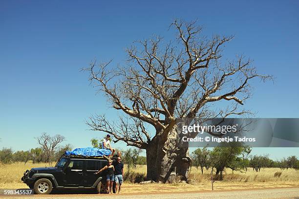 family standing next to car next to a huge boab - australian family car fotografías e imágenes de stock