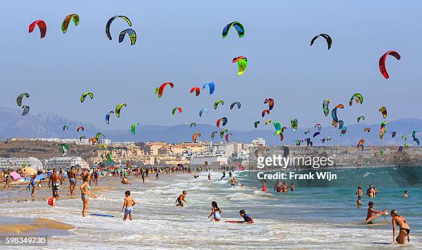 kitesurfing on tarifa beach - wijn fotografías e imágenes de stock