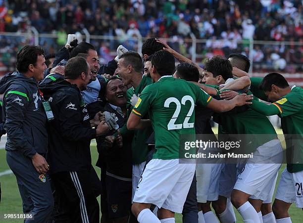Pablo Escobar of Bolivia celebrates with his teammates after scoring the first goal of his team during a match between Bolivia and Peru as part of...
