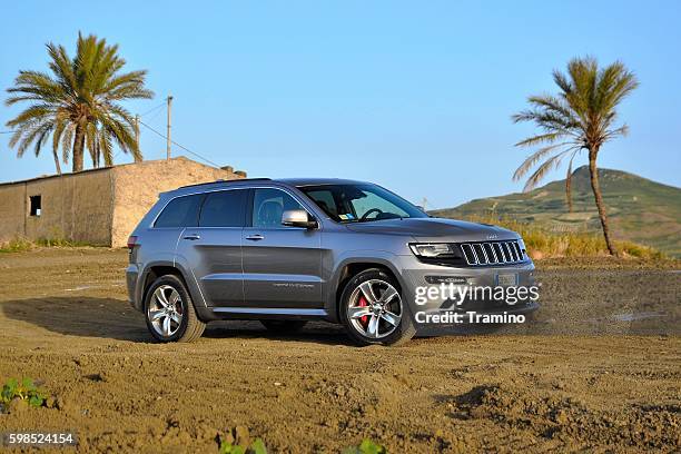 jeep grand cherokee srt on the unmade road - grand plans for new home stockfoto's en -beelden
