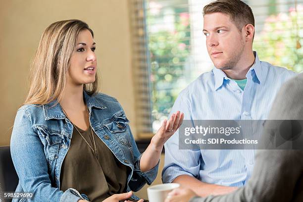 la pareja preocupada habla con el consejero matrimonial - terapia de pareja fotografías e imágenes de stock