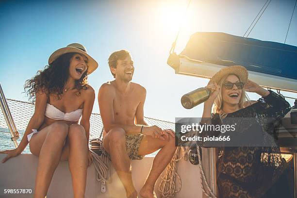 友人夏休み:セーリングヨットでのパーティー - hot women on boats ストックフォトと画像