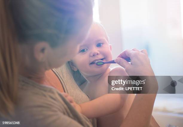 niño de lavarse los dientes. - brushing fotografías e imágenes de stock