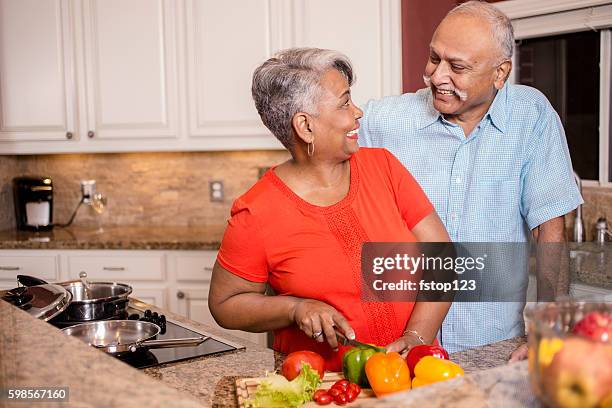 ホームキッチンで一緒に料理幸せなシニア大人のカップル。 - middle aged couple cooking ストックフォトと画像