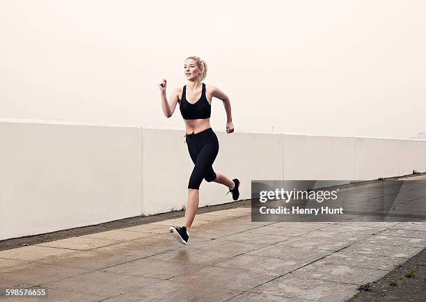 female runner - leggings fotografías e imágenes de stock