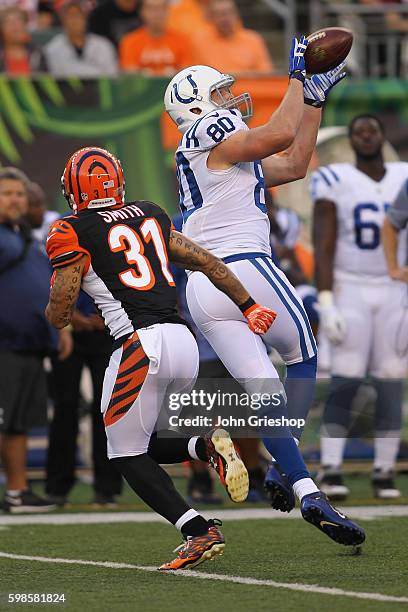 Chase Coffman of the Indianapolis Colts makes the catch in front of Derron Smith of the Cincinnati Bengals at Paul Brown Stadium on September 1, 2016...