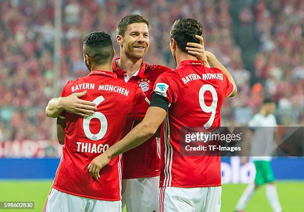 Muenchen, Deutschland, , Bundesliga, FC Bayern Muenchen - SV Werder Bremen, Jubel um den Torschuetzen zum 3:0 Robert Lewandowski