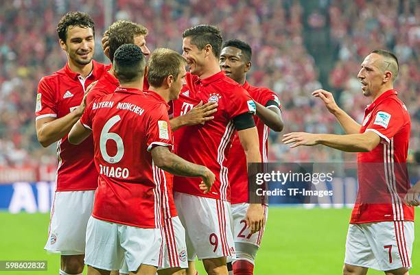 Muenchen, Deutschland, , Bundesliga, FC Bayern Muenchen - SV Werder Bremen, Jubel um den Torschuetzen zum 3:0 Robert Lewandowski