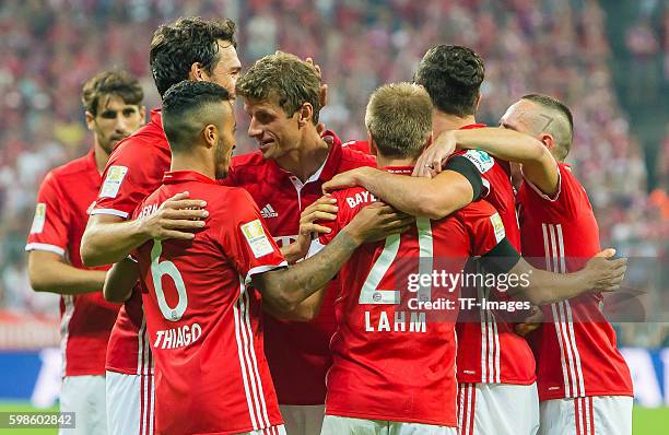 Muenchen, Deutschland, , Bundesliga, FC Bayern Muenchen - SV Werder Bremen, Jubel um den Torschuetzen zum 3:0 Robert Lewandowski