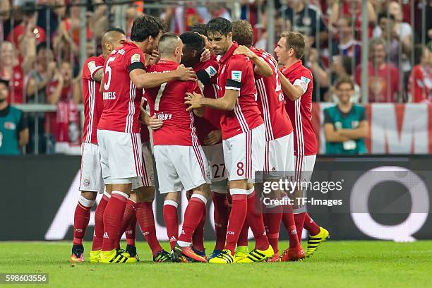 Muenchen, Deutschland, , Bundesliga, FC Bayern Muenchen - SV Werder Bremen, Jubel um den Torschuetzen zum 1:0 Xabi Alonso