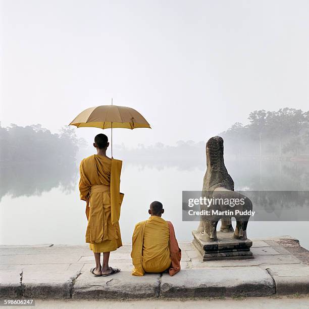 buddhist monks at angkor wat - angkor wat foto e immagini stock