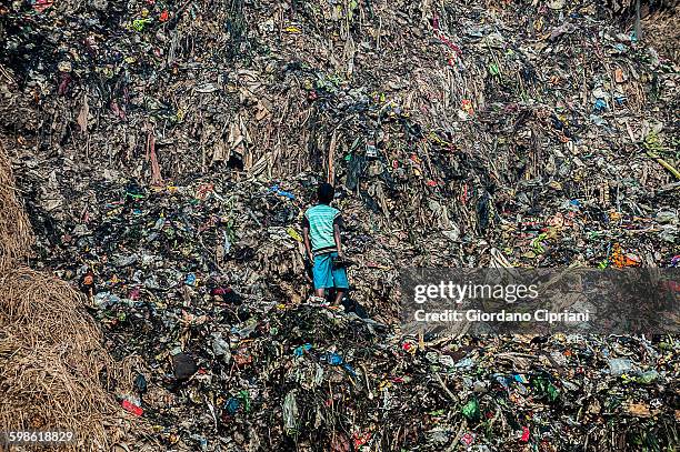 garbage dump - 貧困 子供 ストックフォトと画像